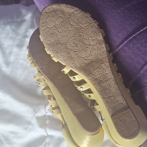 Yellow gladiator sandals new size 7 - Picture 3 of 8